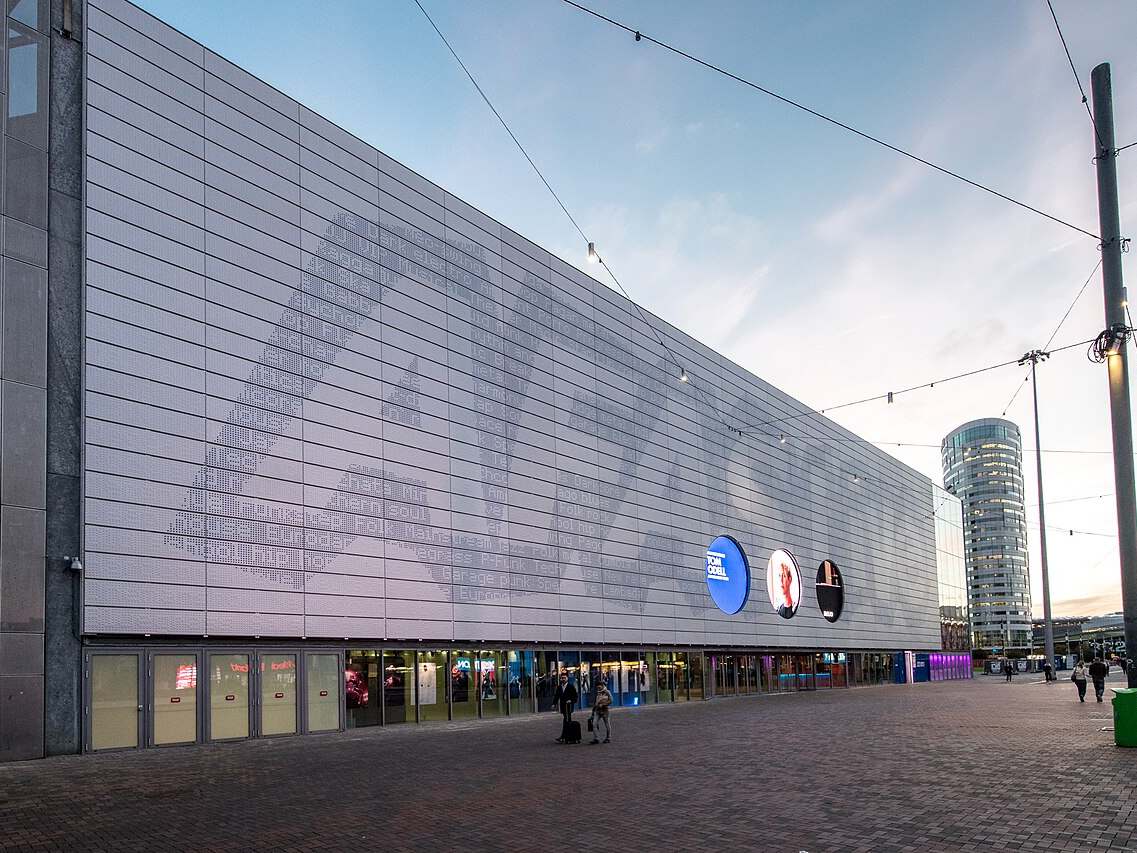 De verlichte concertzaal AFAS Live in Amsterdam-Zuidoost