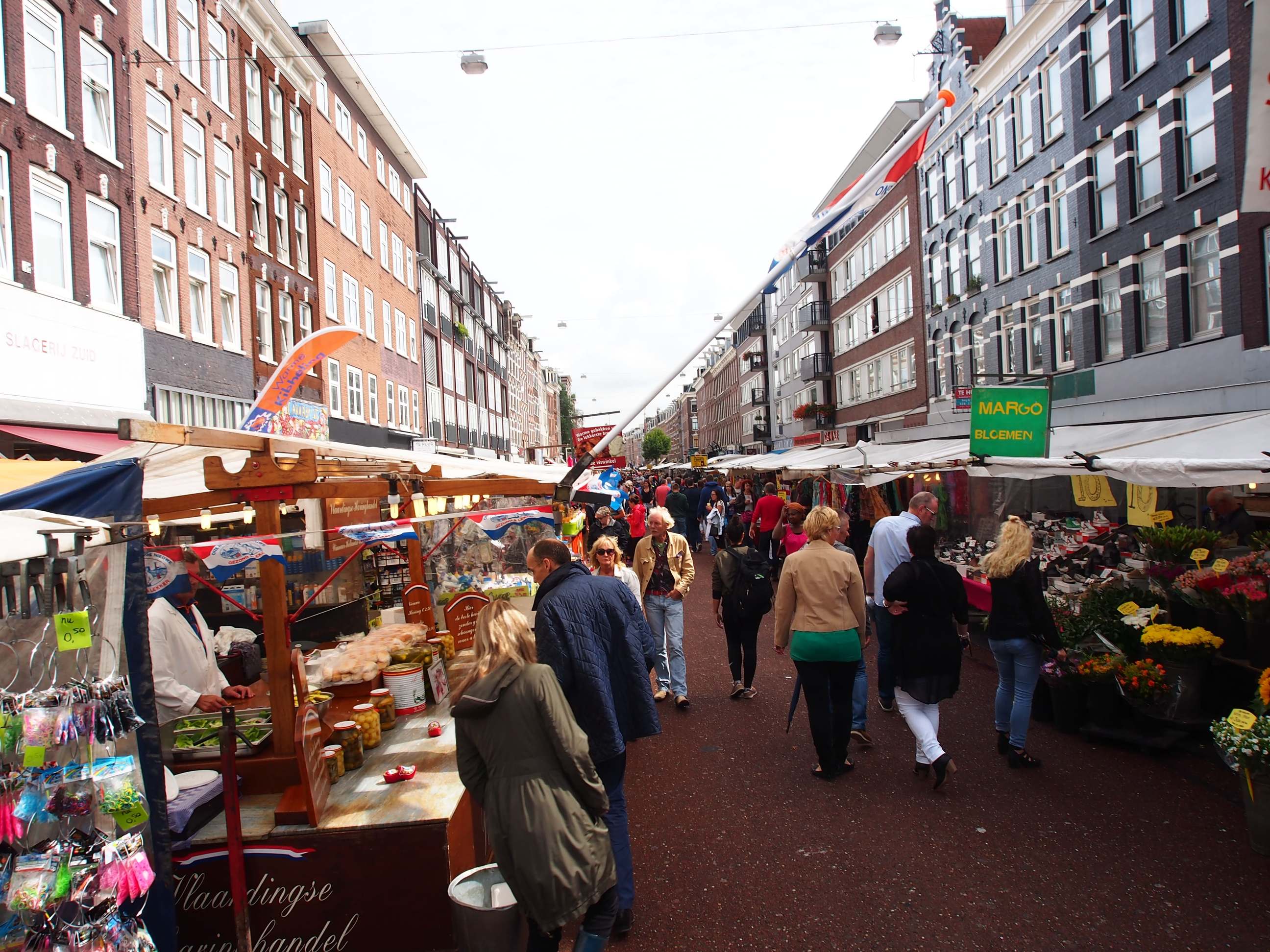 Marktkramen en bezoekers op de Albert Cuypmarkt in De Pijp