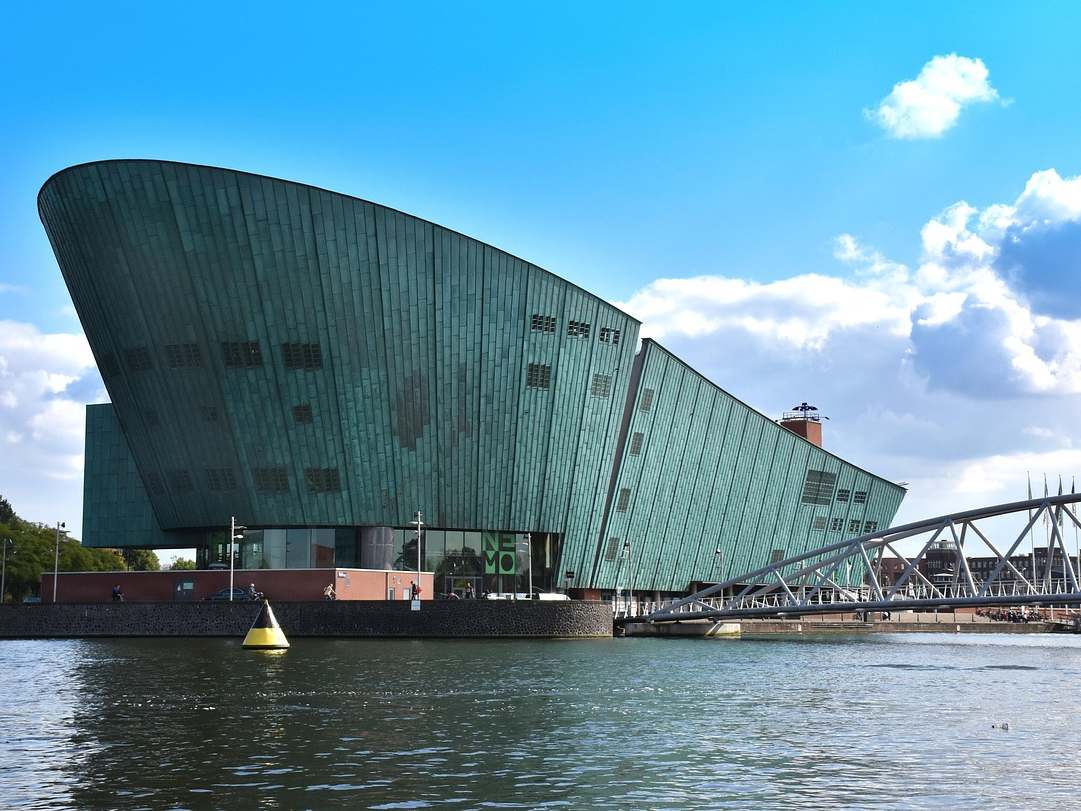 Het kopergroene NEMO Science Museum aan het water in Amsterdam
