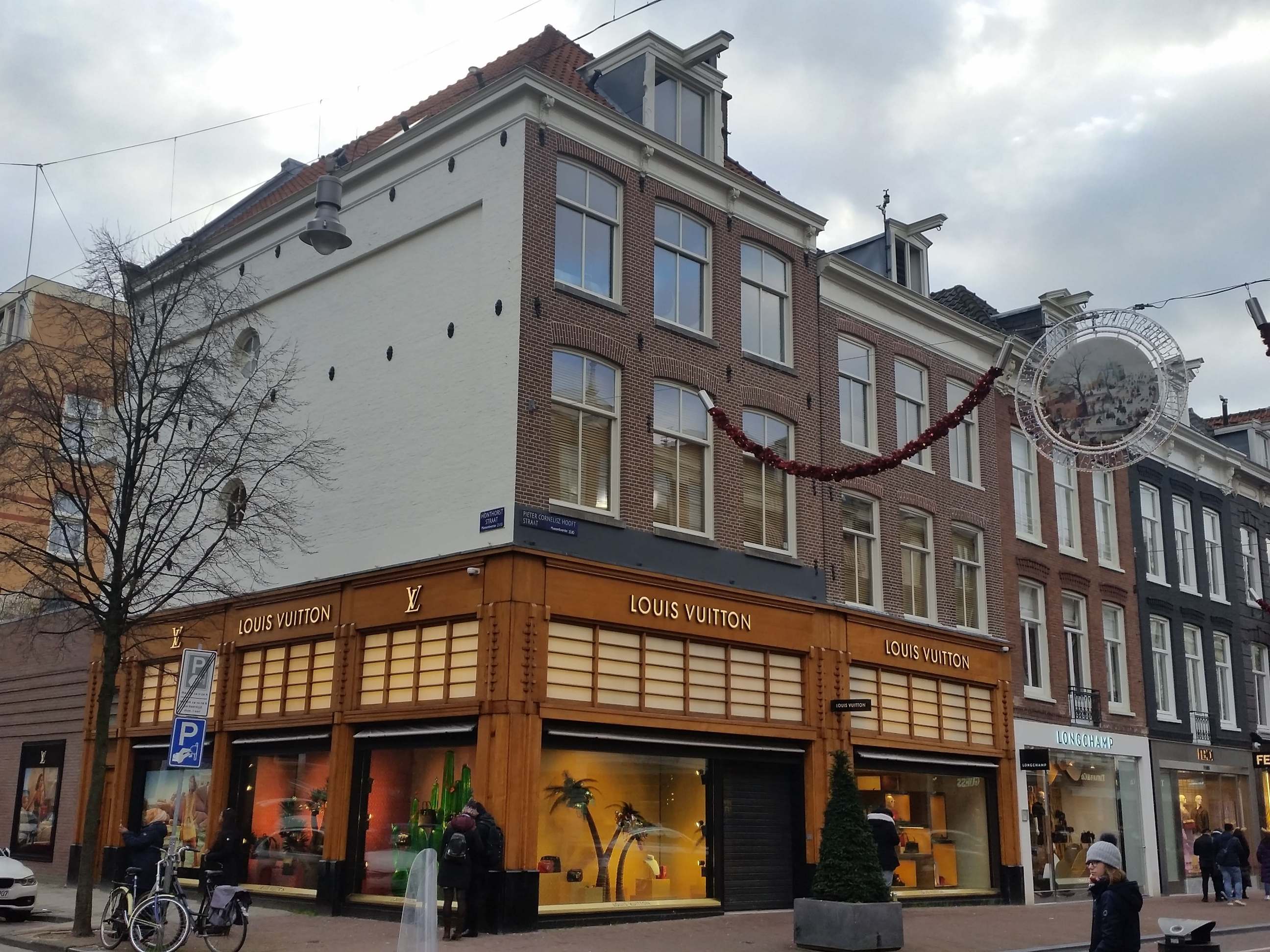 Elegante winkelpuien in de P.C. Hooftstraat bij Amadi Park Hotel