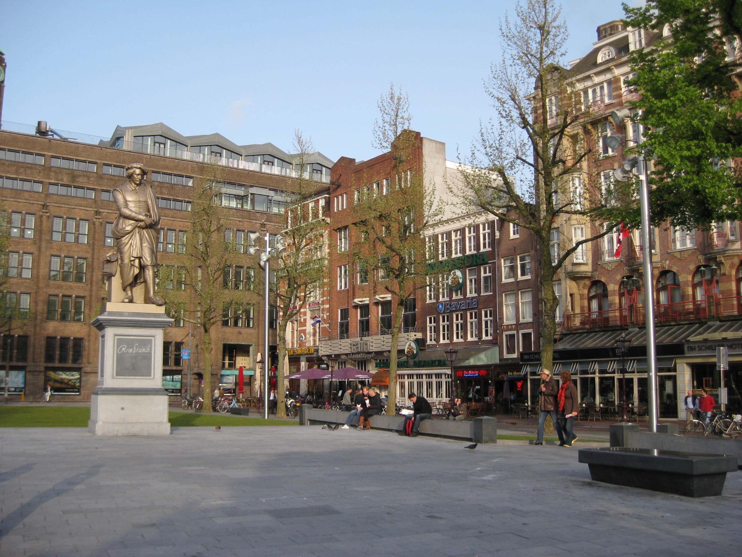 Rembrandtplein met cafés en het avondleven van de stad