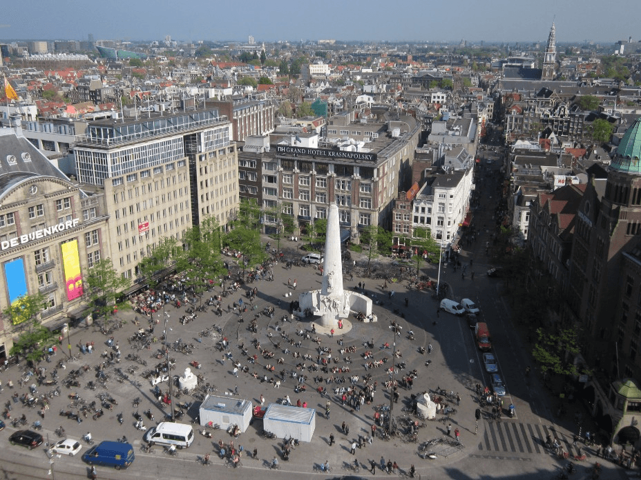 Monumentale gebouwen en bezoekers op de Dam in Amsterdam