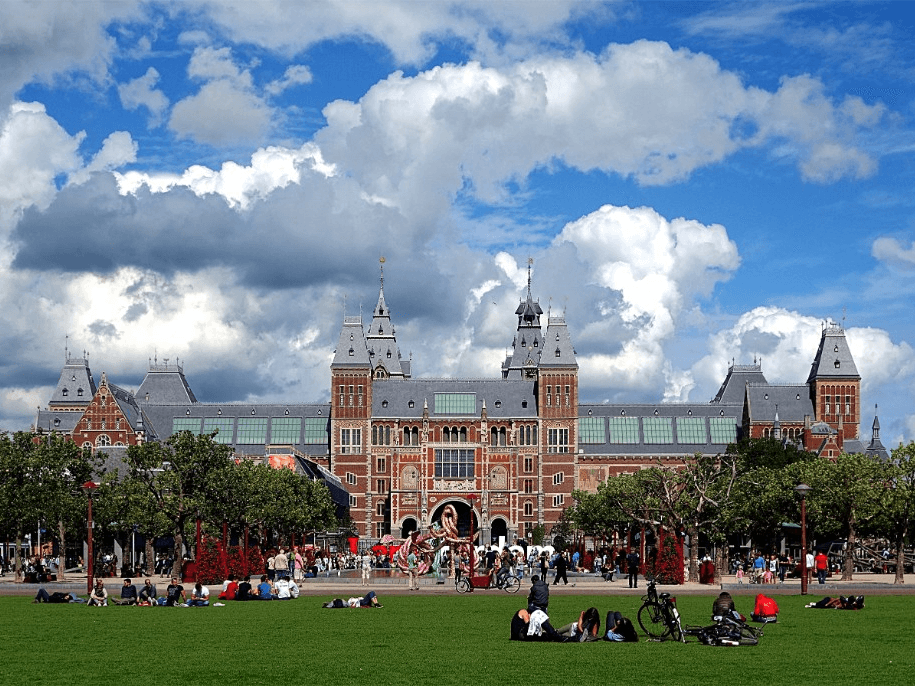 Het Rijksmuseum en Museumplein bij Amadi Park Hotel