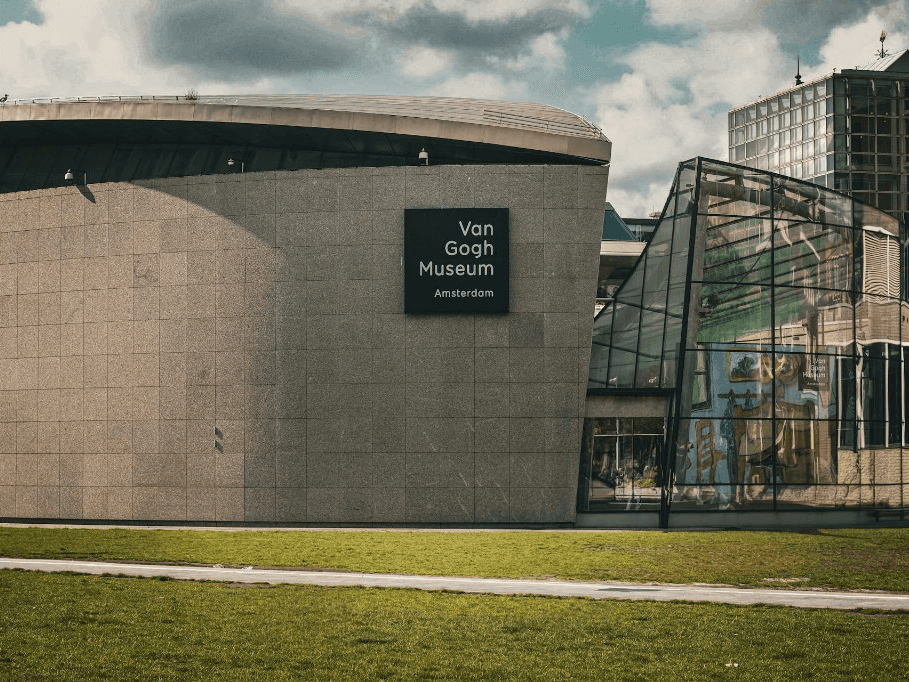 Het Van Gogh Museum op Museumplein bij Amadi Park Hotel